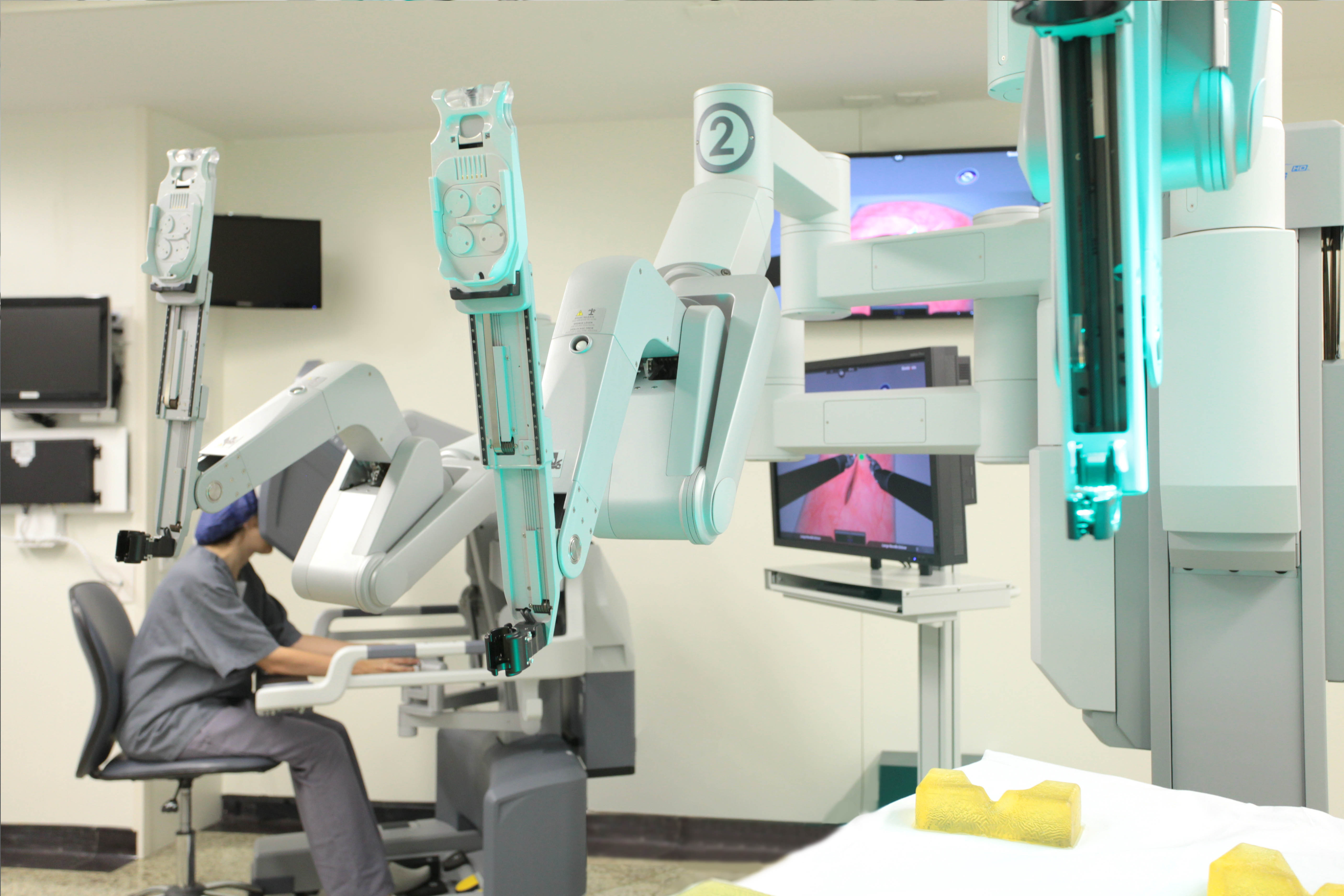 Foto da sala cirúrgica com o robô Da Vinci