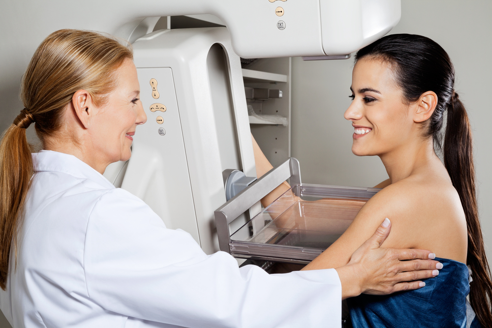 mulher fazendo exame de mamografia